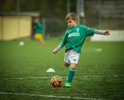 Chłopiec gra w piłkę nożną