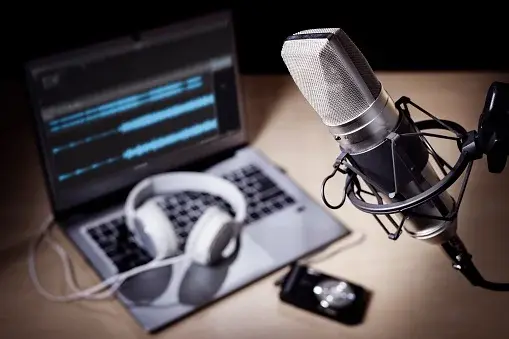 Mikrofon, laptop i słuchawki