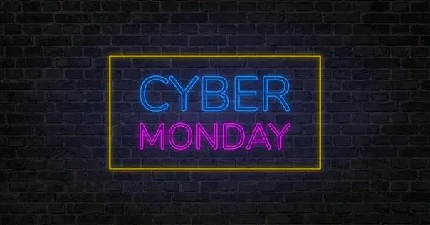 Napis Cyber Monday na czarnym tle