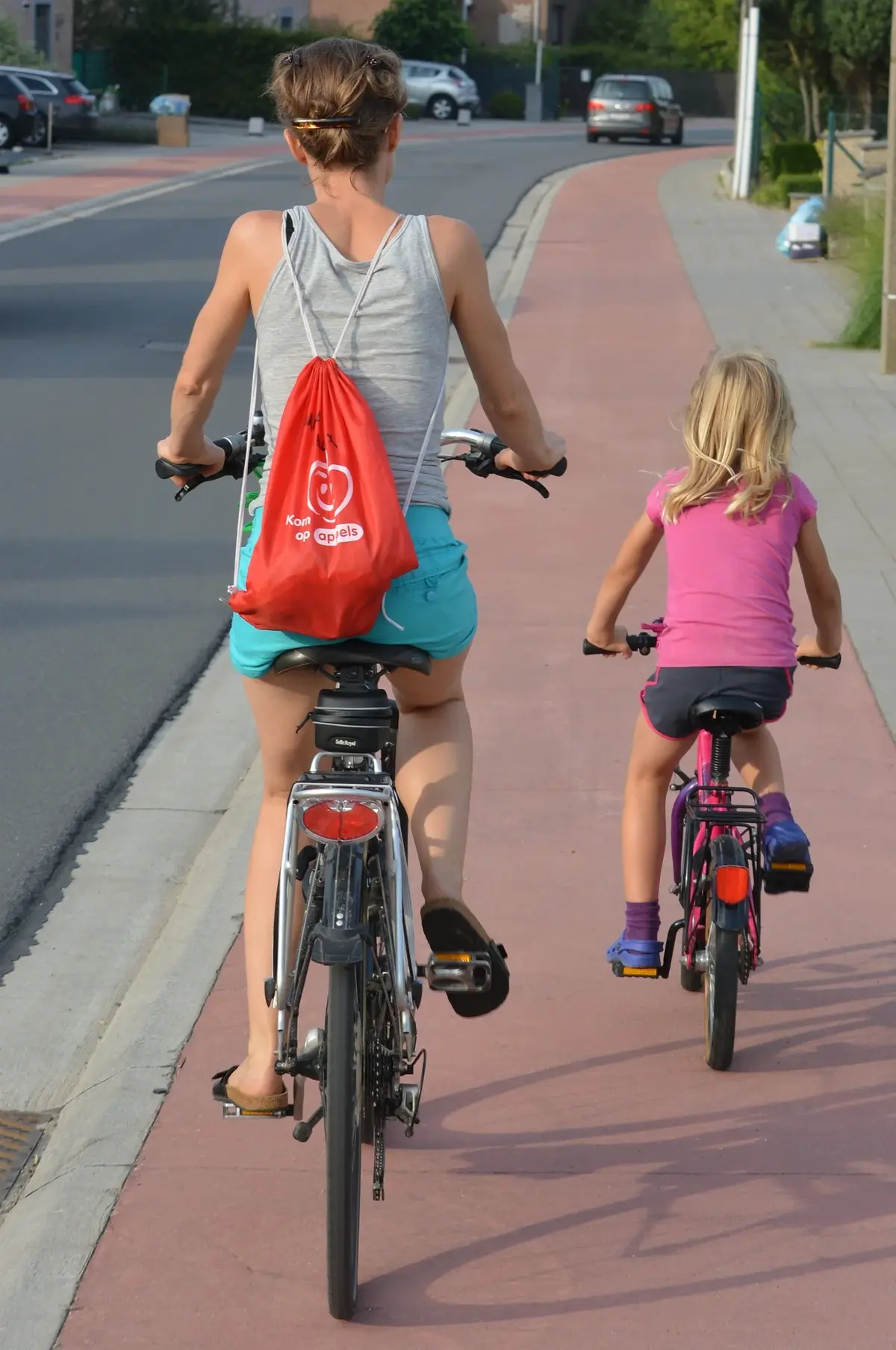 Matka z dzieckiem na rowerach