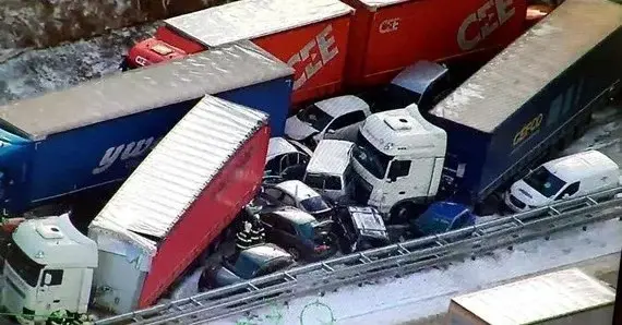 Główne zdjęcie - Dramatyczny wypadek w Czechach. Zderzyło się 36 samochodów!