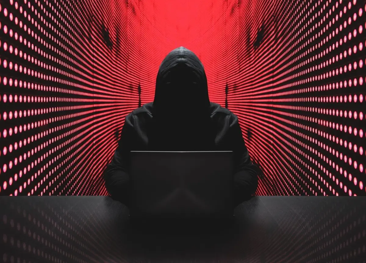 Hacker przed komputerem