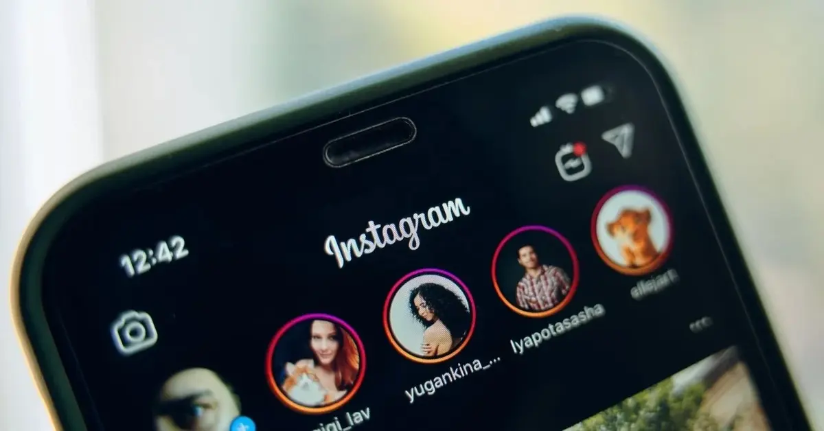 Smartfon z uruchomioną aplikacją Instagram