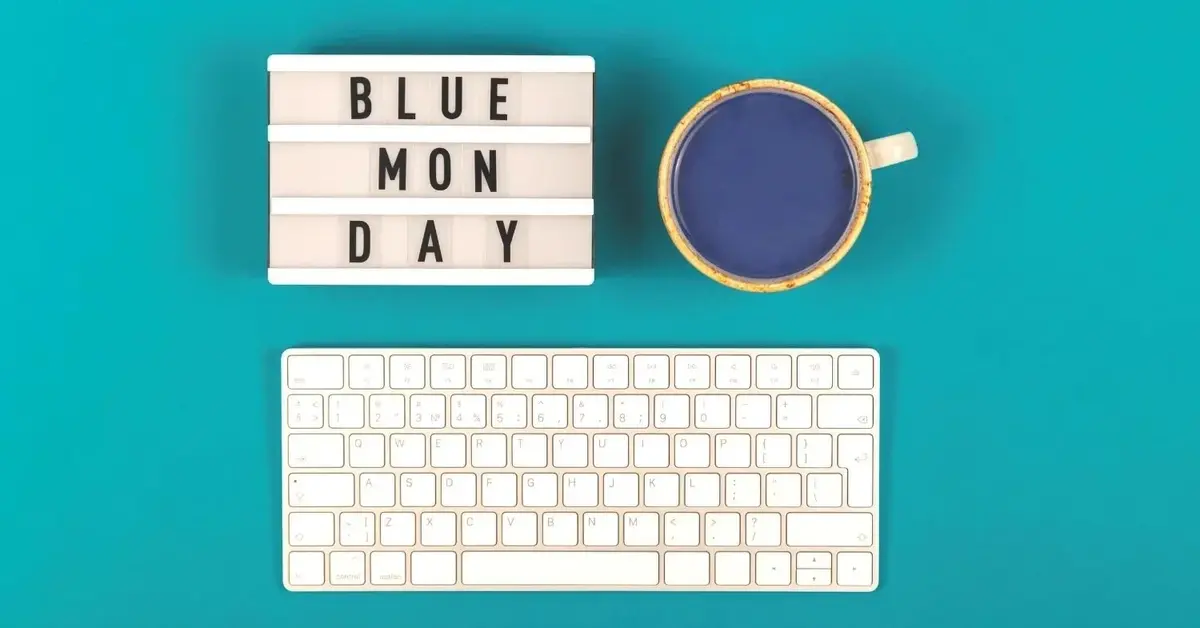 Napis "Blue Monday", kawa i klawiatura na niebieskim tle