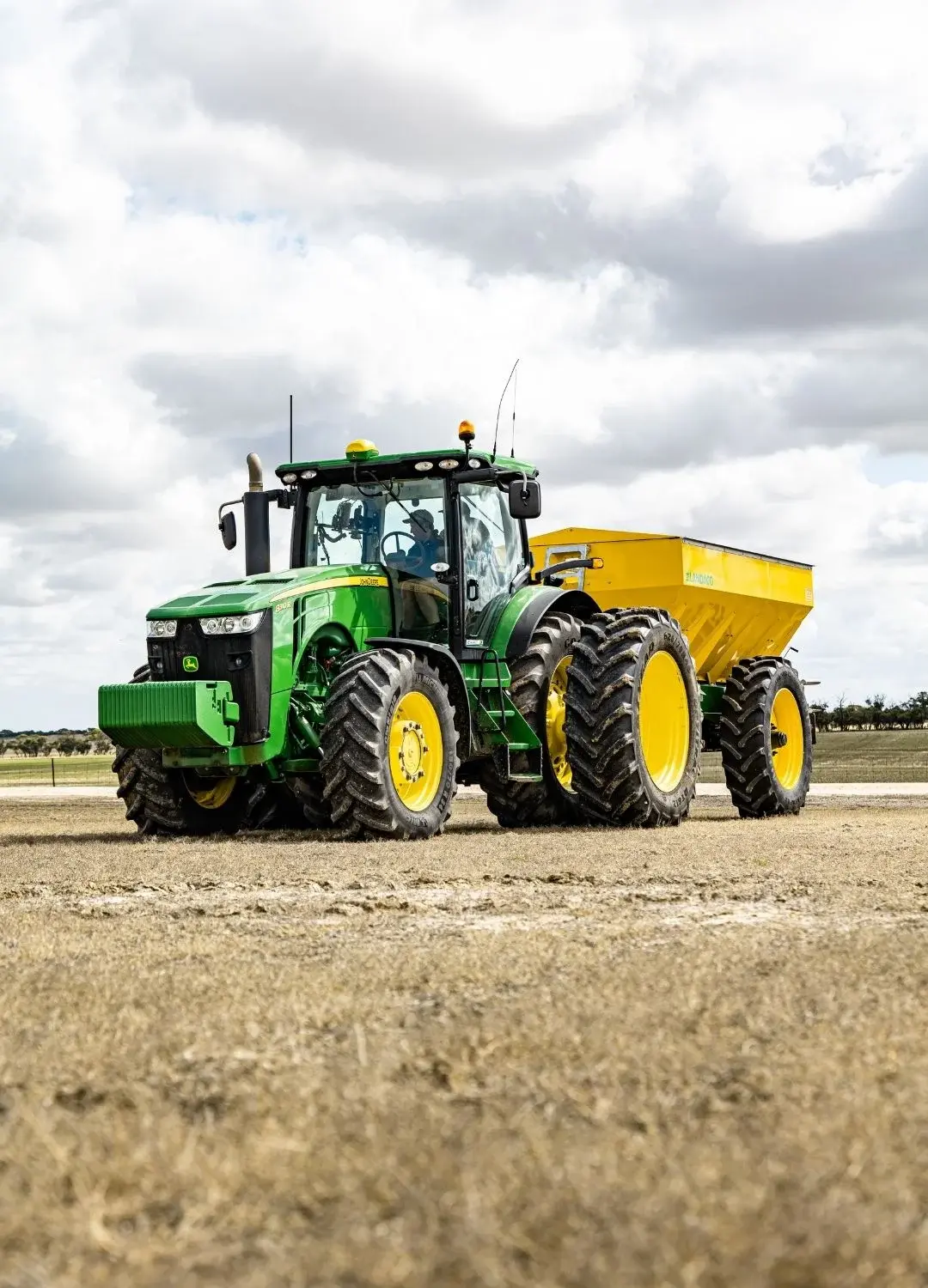 Zielono-żółty traktor na polu