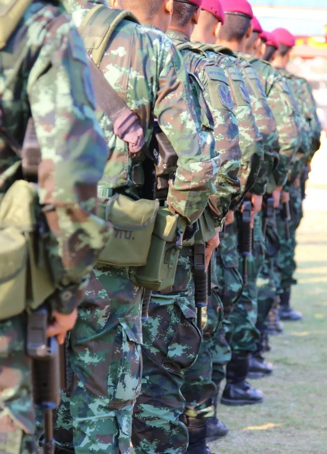 Obróceni plecami żołnierze ustawieni w szeregu