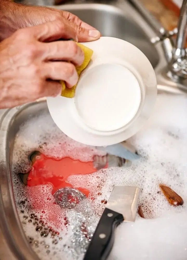 Mycie naczyń w kuchennym zlewie