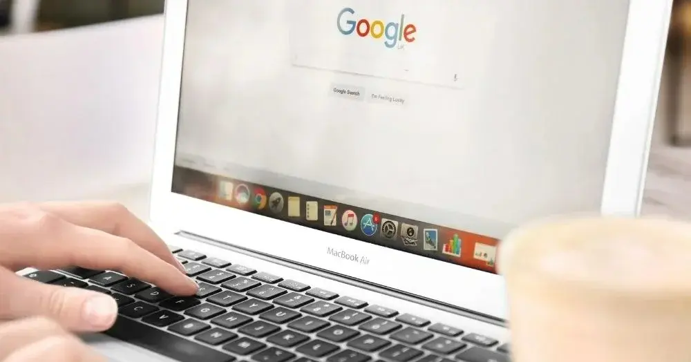 Biały laptop z otwartą przeglądarką Google