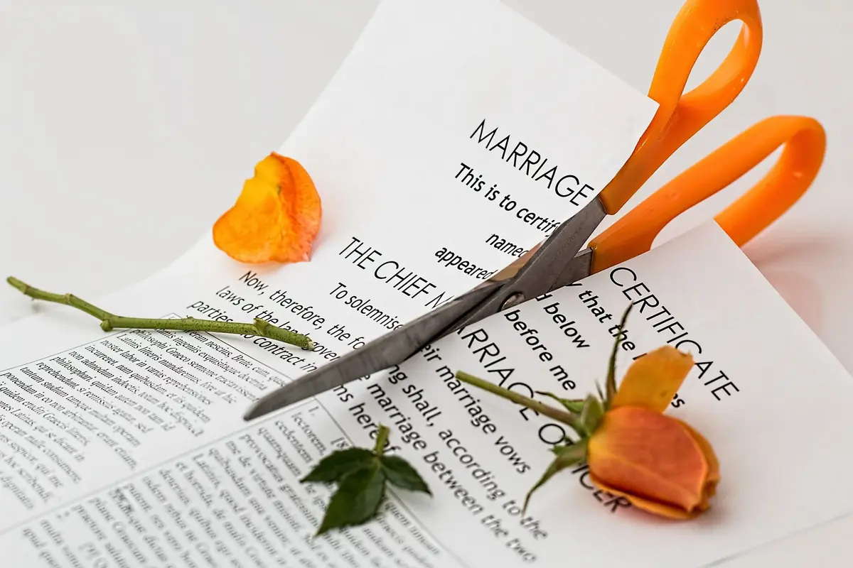 pocięta kartka z napisem małżeństwo 