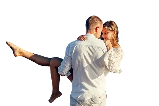 Mężczyzna w białej koszuli trzyma na rękach kobietę, przytulając ją