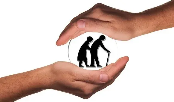 Dwóch emerytów w formie ciemnej grafiki w kuli, która trzymana jest przez dłonie 