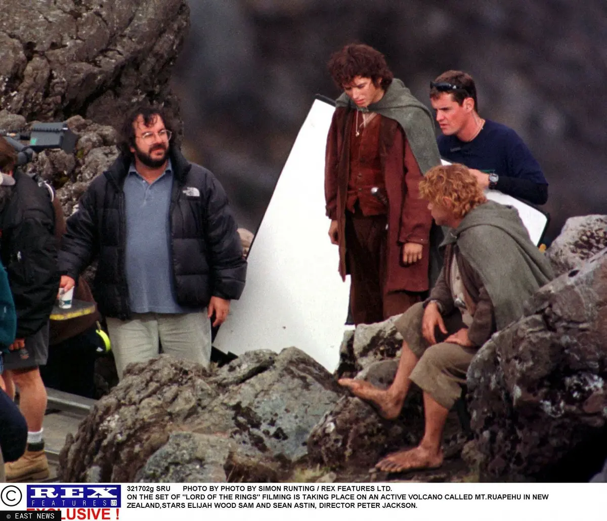 Peter Jackson wraz z aktorami na planie pierwszego filmu z serii Władca Pierścieni