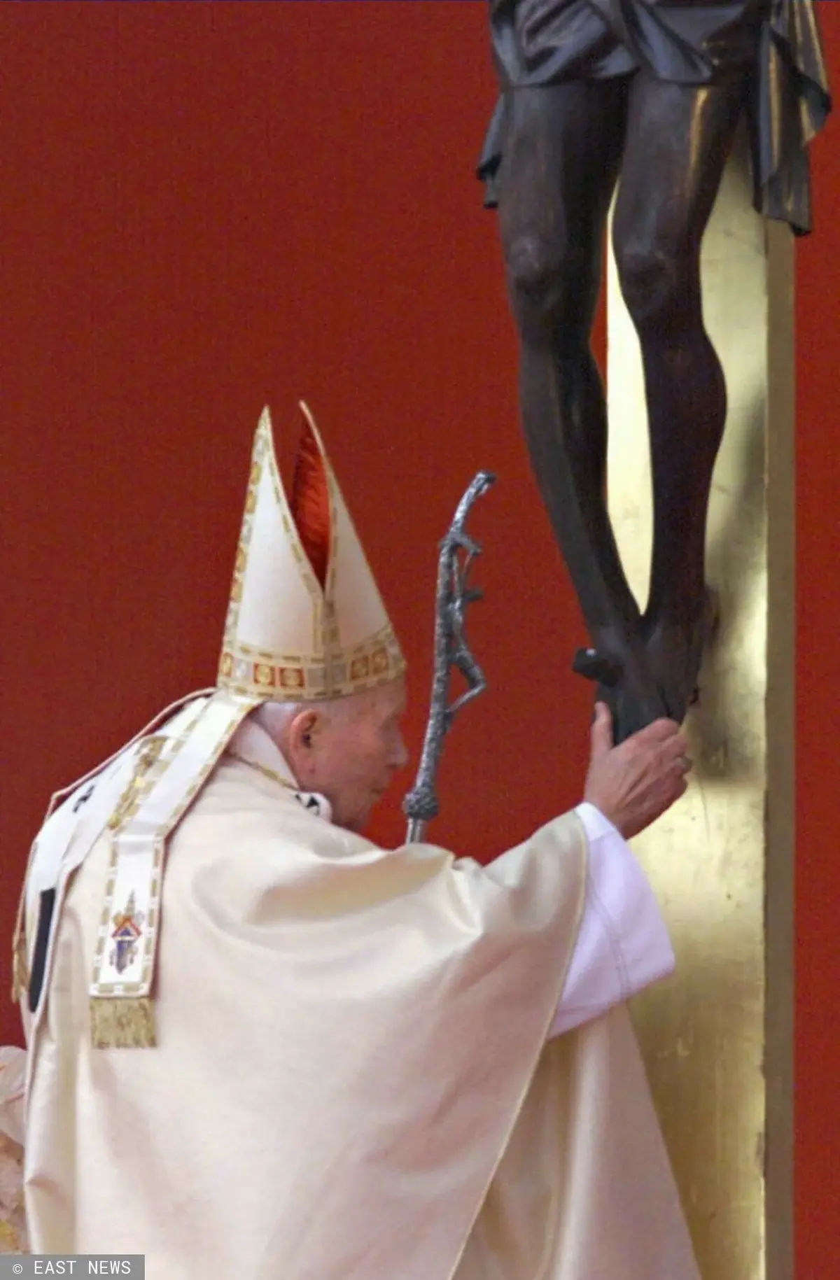 Jan Paweł II przy krzyżu