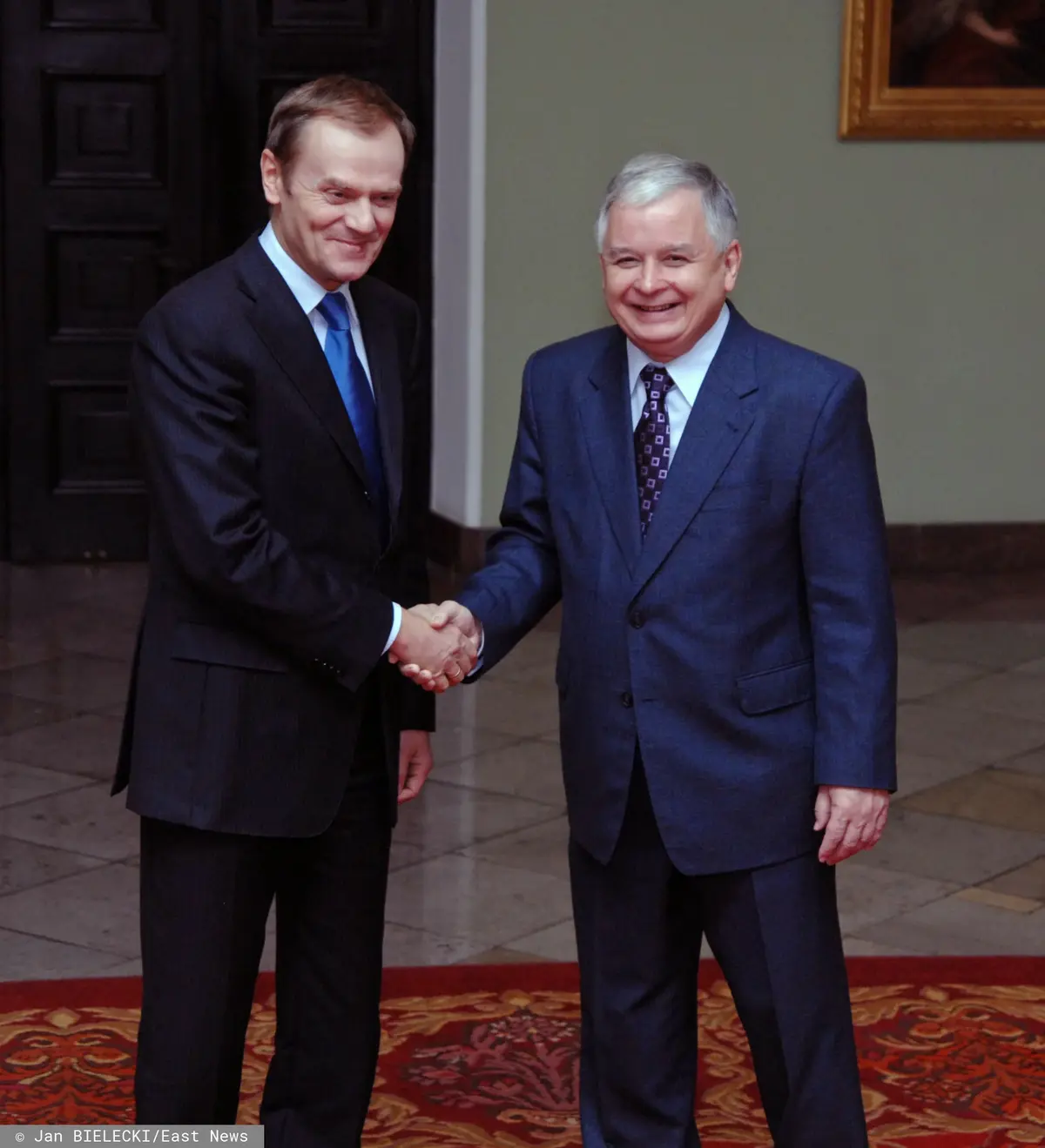 Uścisk dłoni Donalda Tuska i Lecha Kaczyńskiego