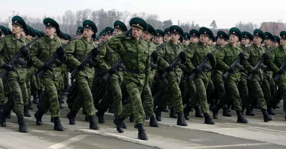 Rosyjscy żołnierze ćwiczą przed Paradą Zwycięstwa