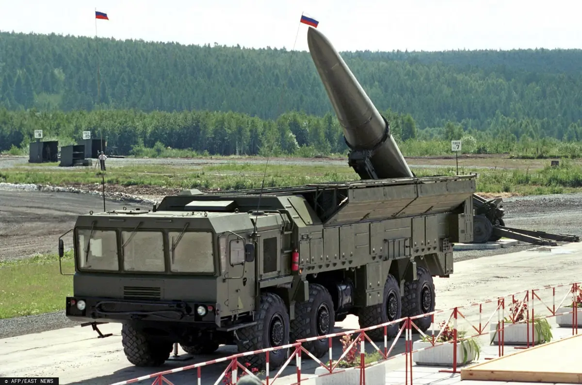 rosyjska rakieta balistyczna iskander na specjalnym wozie na poligonie