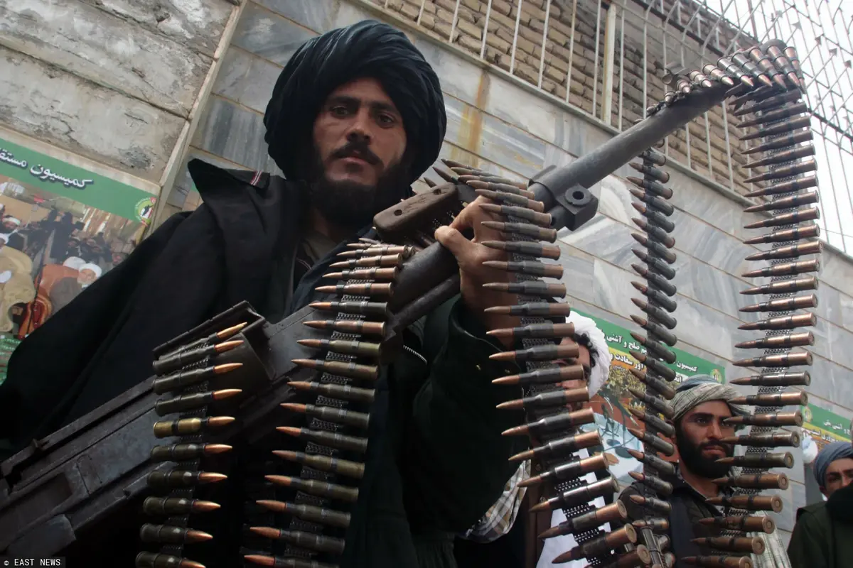 Talib pozuje z karabinem maszynowym.