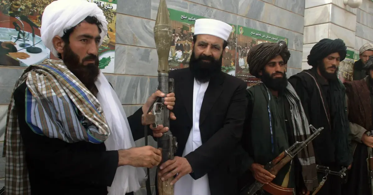 Talibowie pozują do zdjęcia.