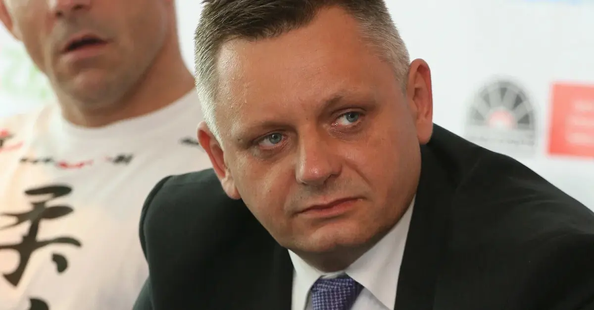 Piotr Jedliński w garniturze.