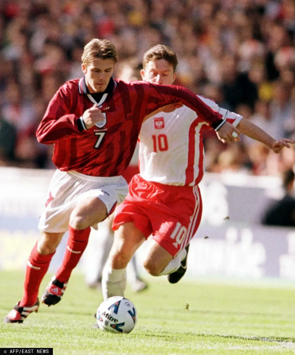 Jerzy Brzęczek i David Beckham w meczu Polska - Anglia w 1999 roku