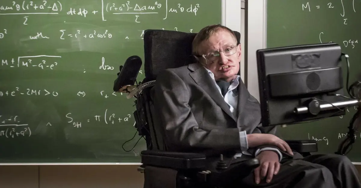 Stephen Hawking na tle zielonej tablicy z zapisanymi kredą wzorami