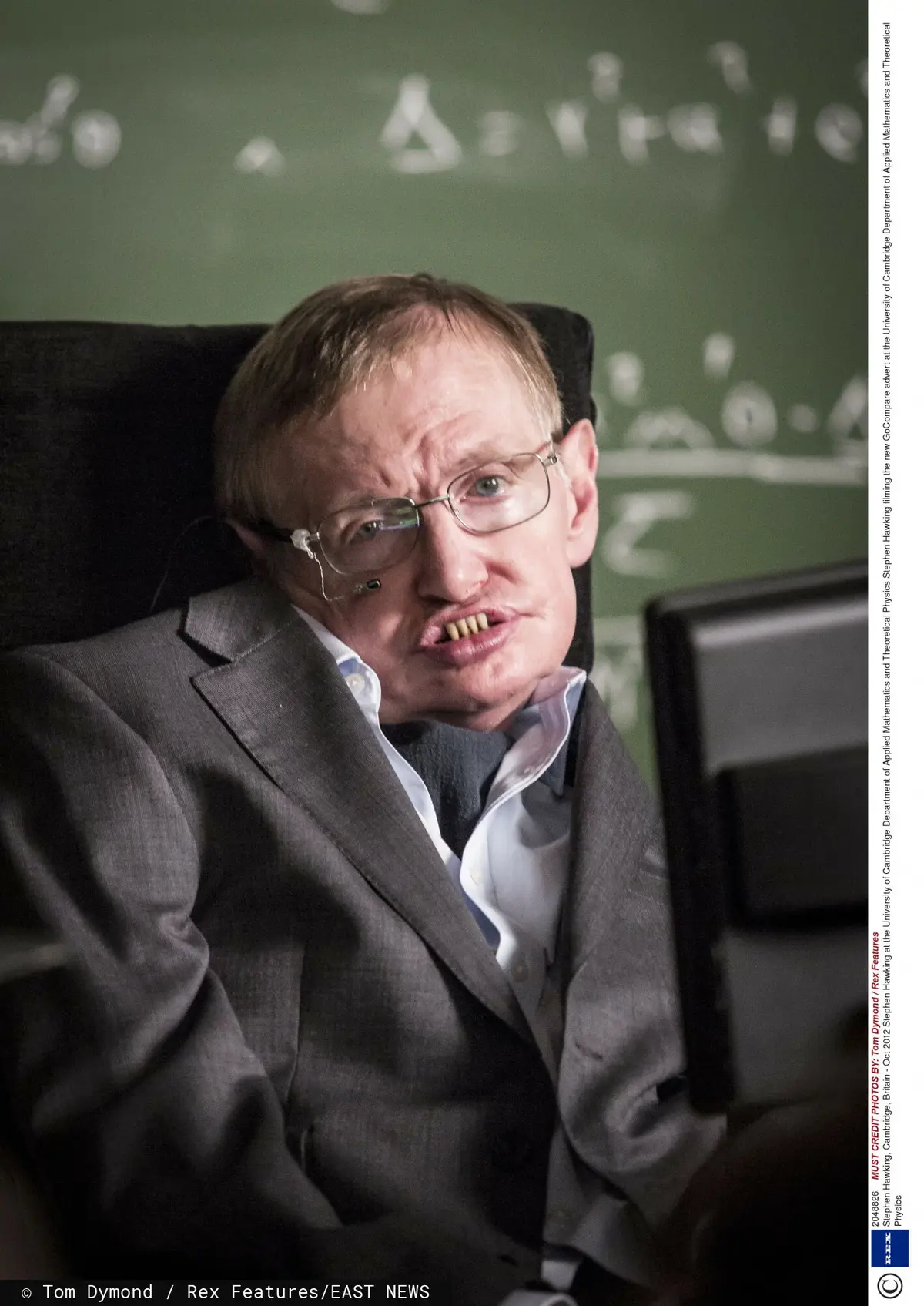 Stephen Hawking na tle tablicy z zapisanymi wzorami