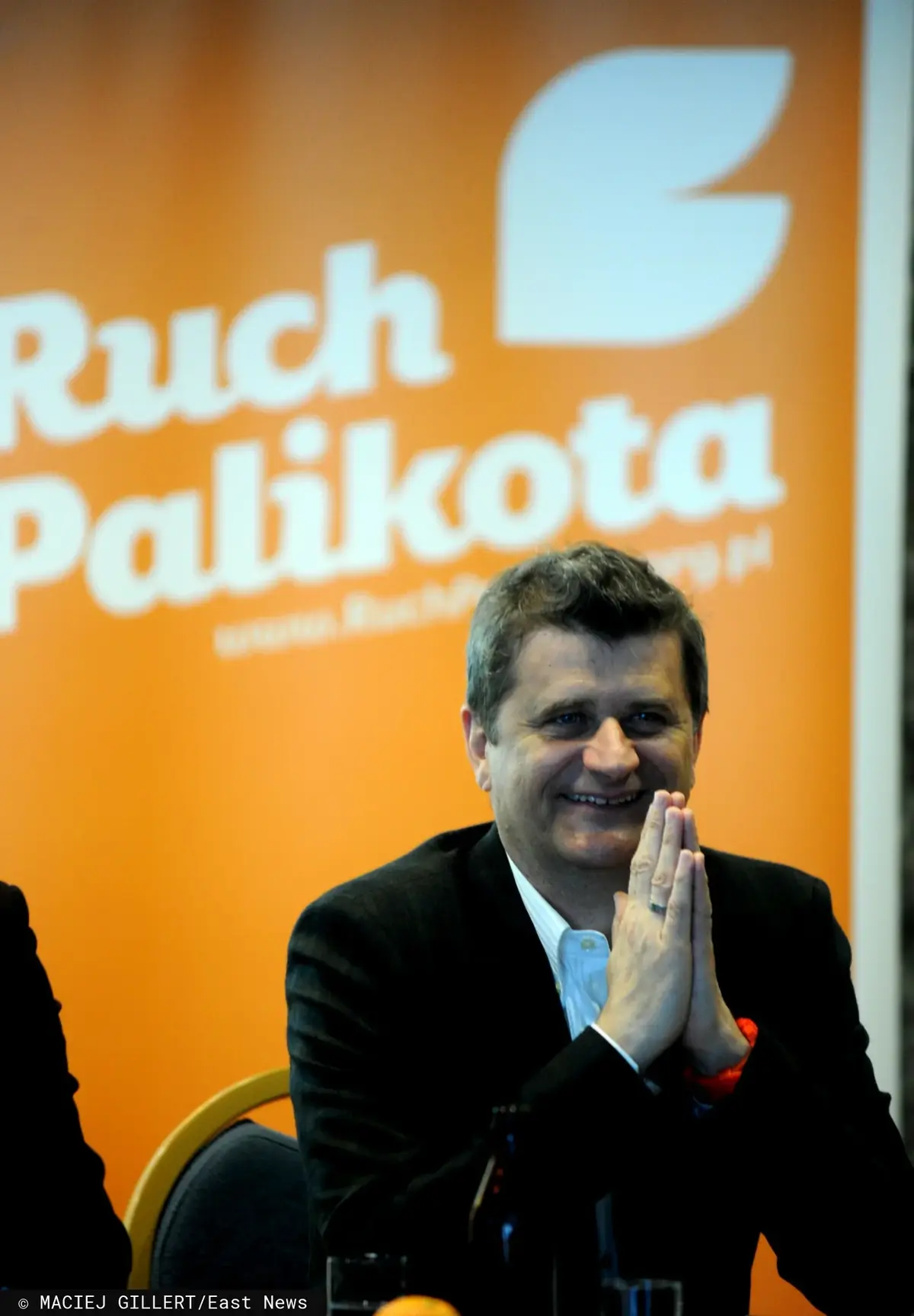 Janusz Palikot na tle logo Ruchu Palikota