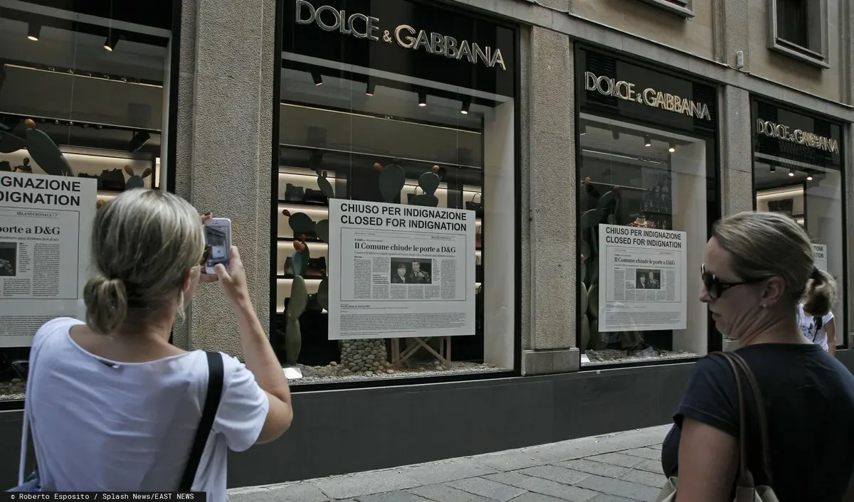 Kobieta robi zdjęcie wystawie sklepu Dolce & Gabbana