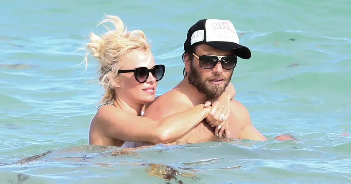 Pamela Anderson na barkach swojego byłego męża w morzu.