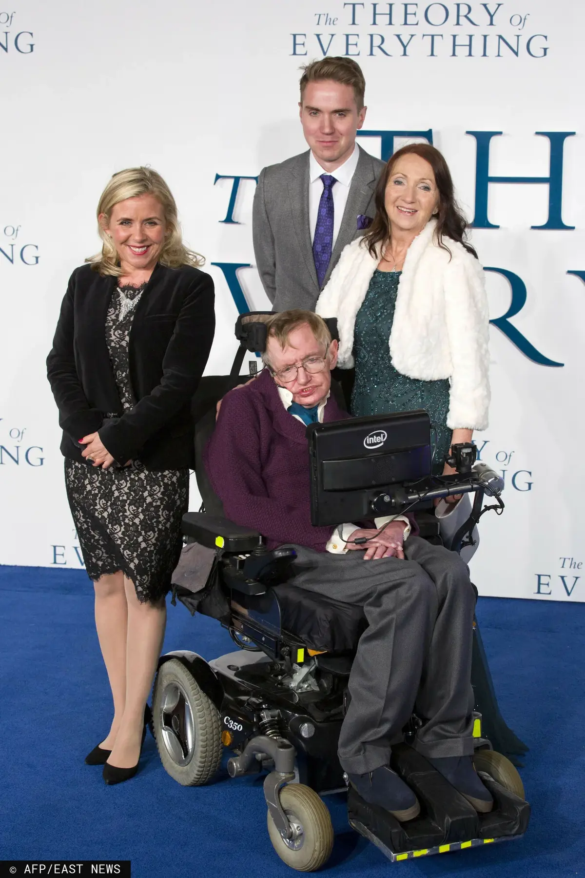 Stephen Hawking z bliskimi na angielskiej premierze filmu "Teoria wszystkiego"