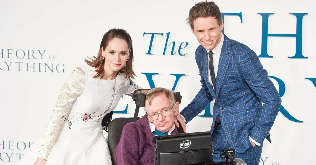 Felicity Jones, Stephen Hawking i Eddie Redmayne podczas angielskiej premiery filmu "Teoria wszystkiego"