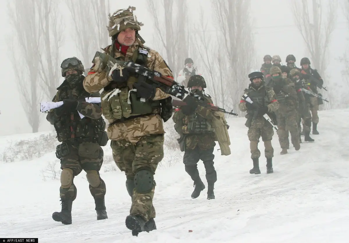 Ukraińscy żołnierze idą na mrozie.