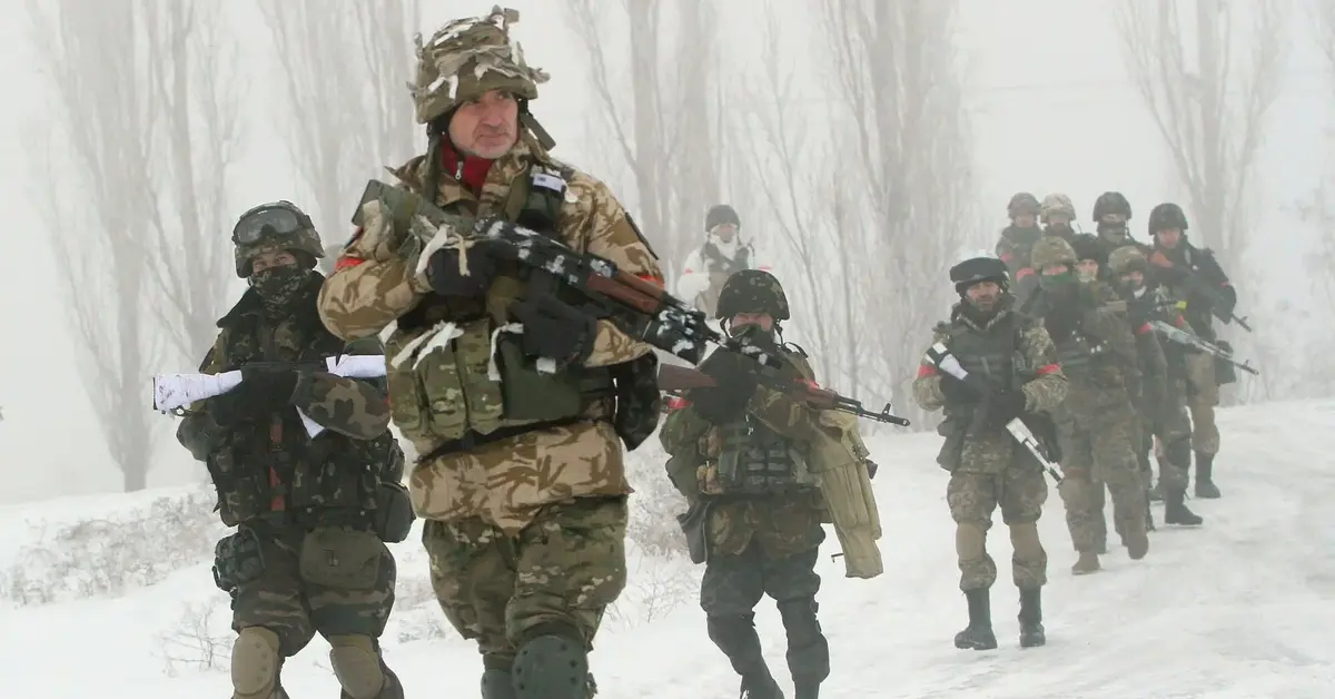 Ukraińscy żołnierze idą na mrozie.