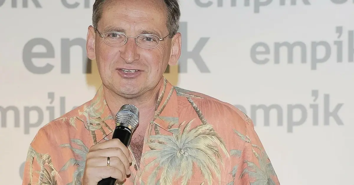 Wojciech Cejrowski w koszuli z mikrofonem.