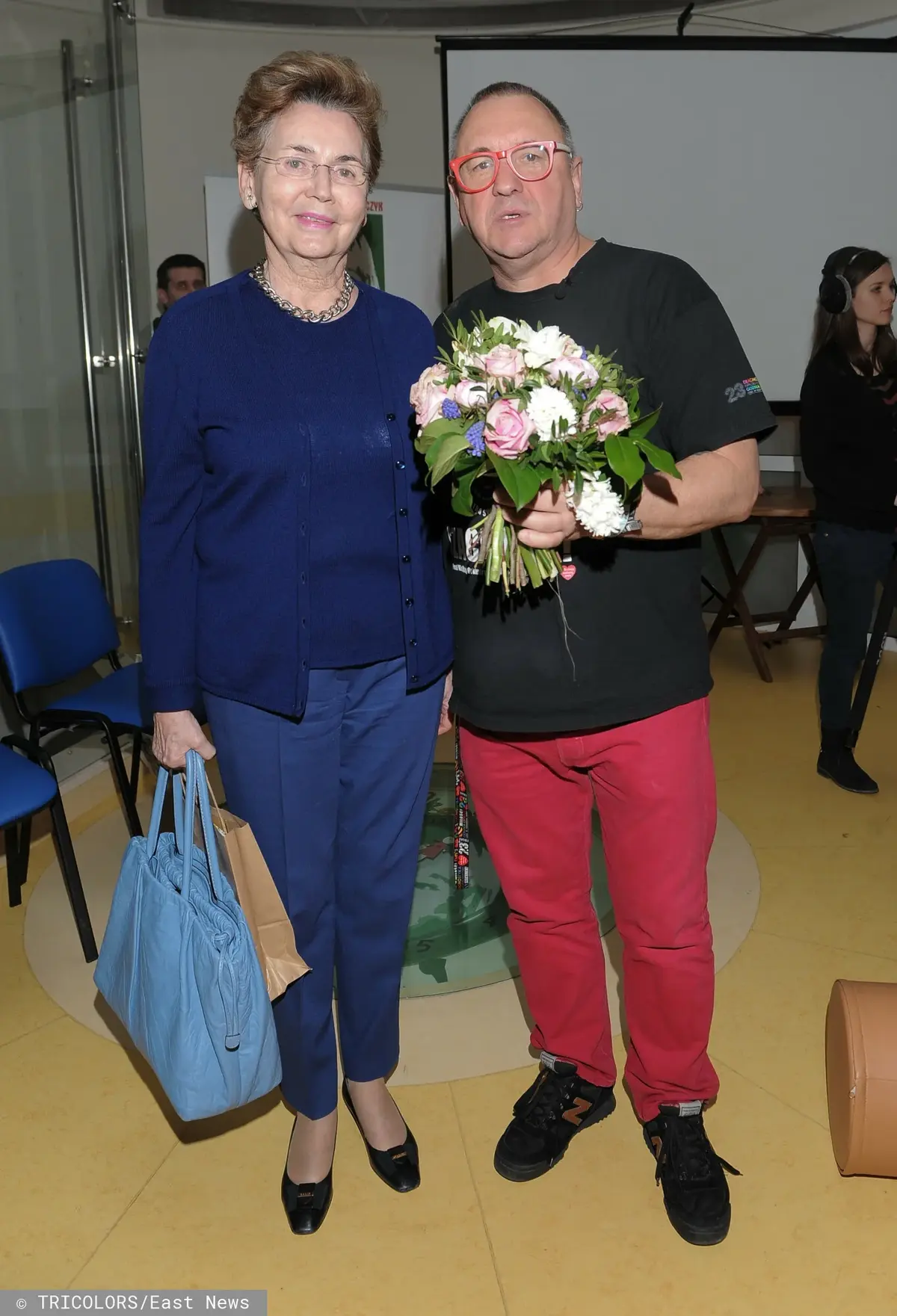 Bożena Walter i Jurek Owsiak z bukietem kwiatów