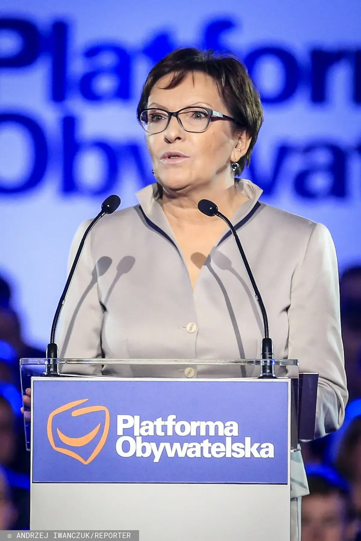 Ewa Kopacz przy mównicy z logo PO