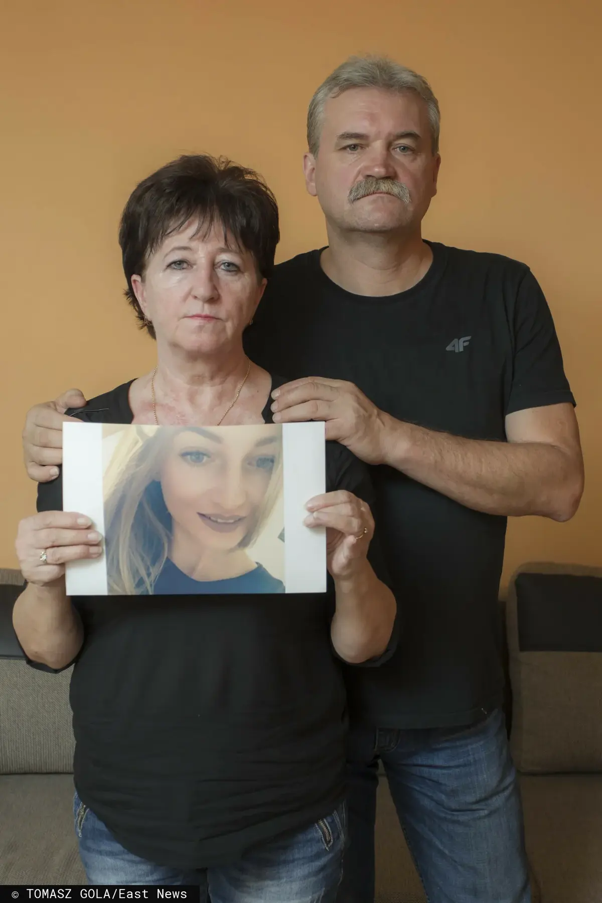 Rodzice Magdaleny Żuk trzymają jej fotografię w dłoniach
