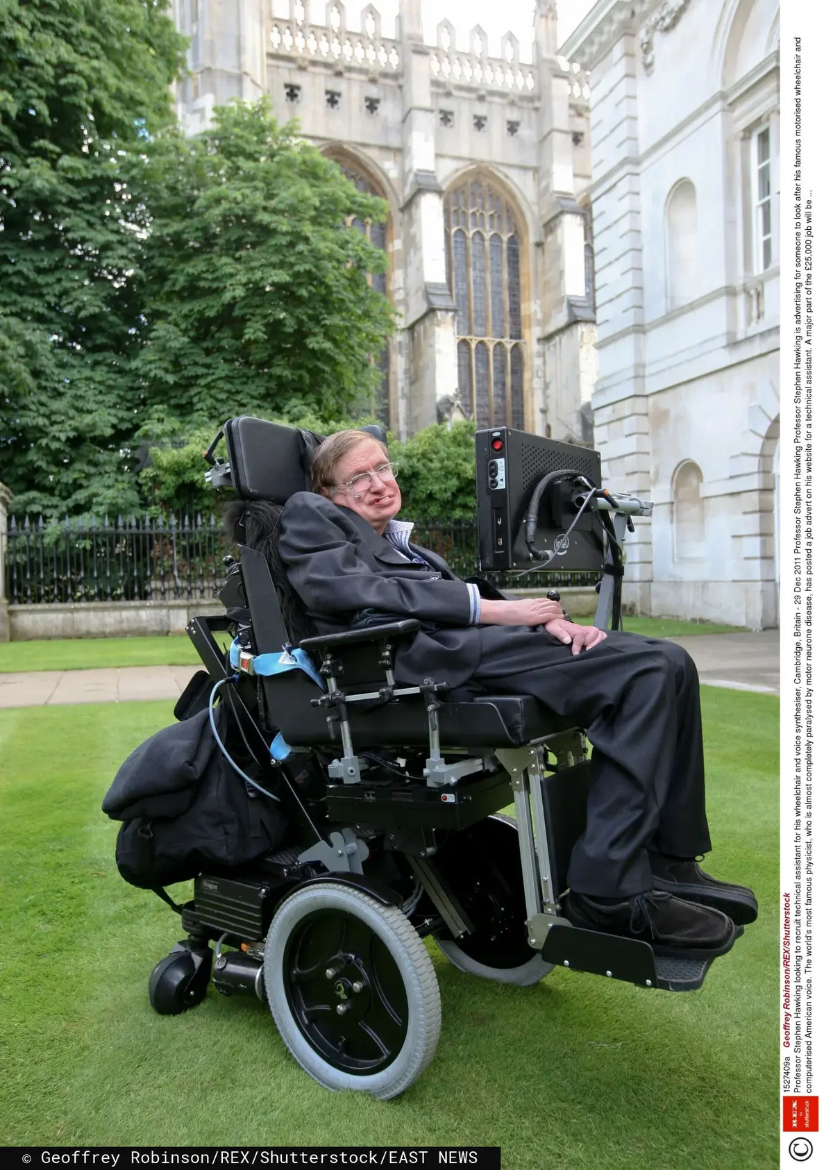 Stephen Hawking przed Uniwersytetem Cambridge
