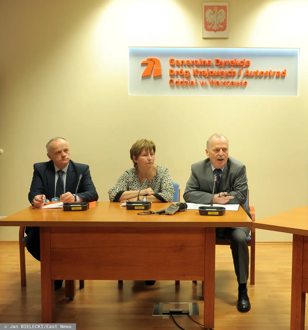 Marek Chodkiewicz, Iwona Stępień Kotlarek i Marian Golos podczas podpisania umowy dot. drogi ekspresowej S7 w oddziale GDDKiA w Warszawie