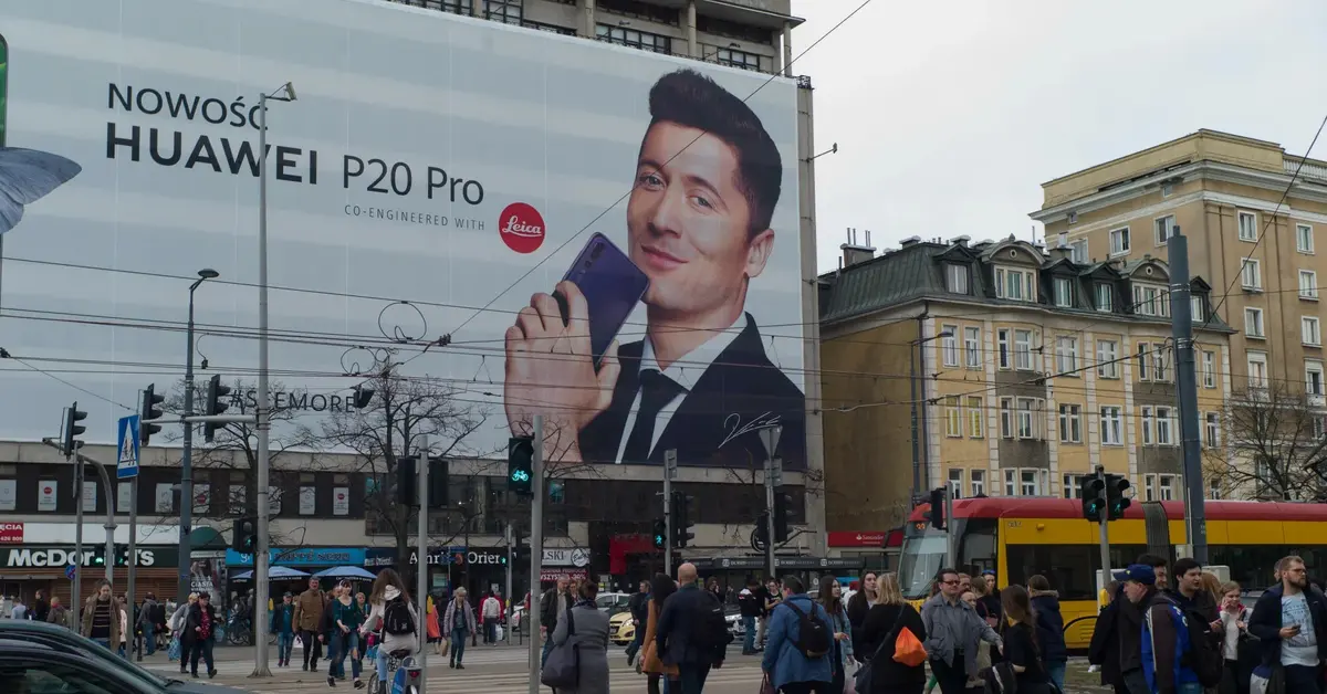 Plakat z Robertem Lewandowskim reklamującym Huawei.