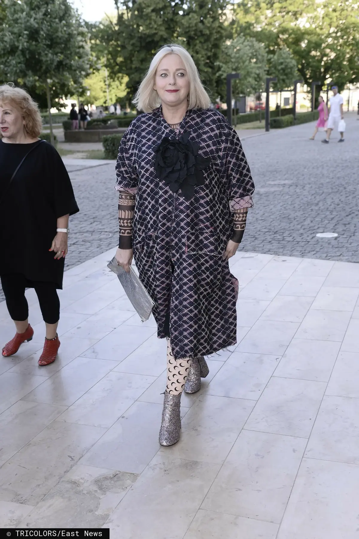 Katarzyna Nosowska w szarej sukience
