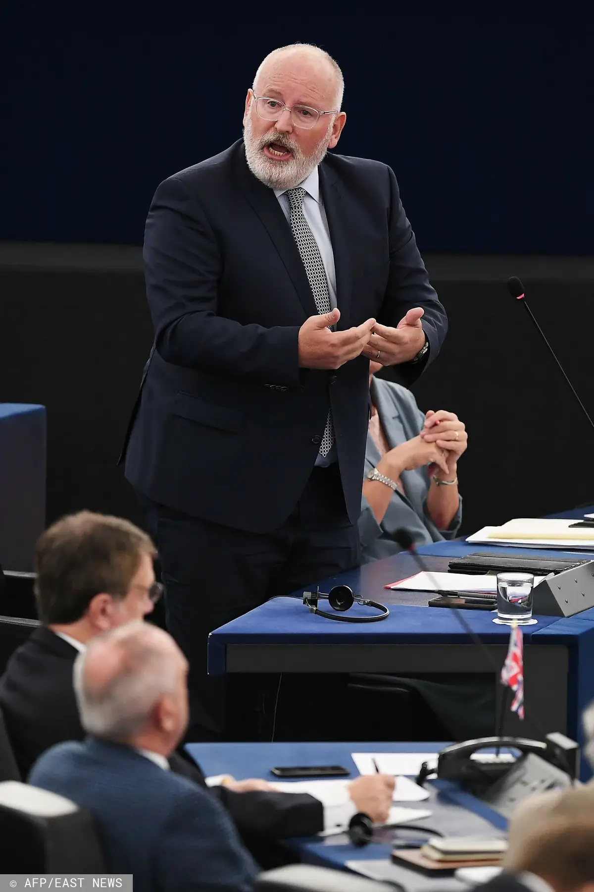 Frans Timmermans przemawiający na sesji Parlamentu Europejskiego