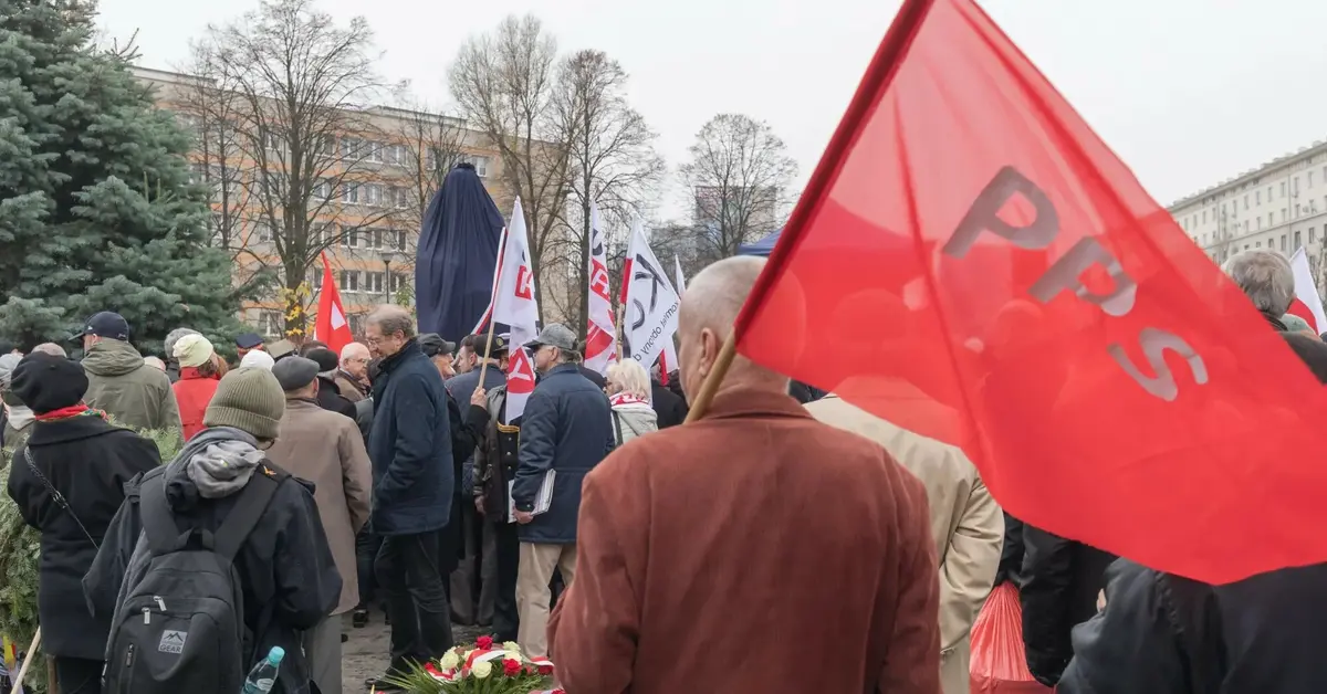 Mężczyzna z flagą PPS - Odsloniecie pomnika Ignacego Daszynskiego na pl. Na Rozdrozu