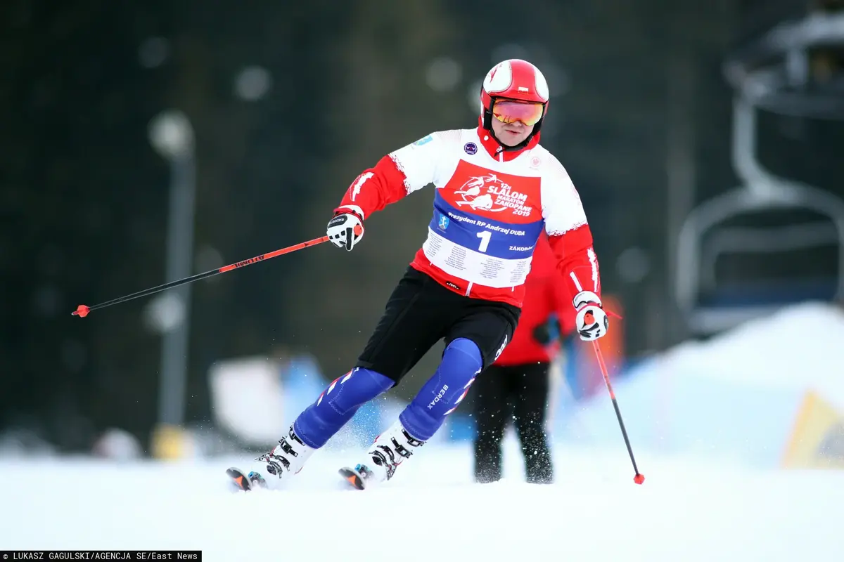 Andrzej Duda zjeżdża na nartach.