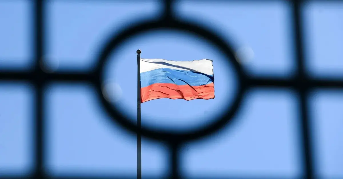 flaga Rosji za kratami
