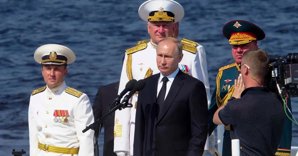 Putin i oficerowie floty
