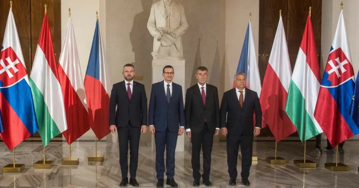 Peter Pellegrini, Mateusz Morawiecki, Andrej Babis i Viktor Orban na spotkaniu Grupy Wyszehradzkiej w Pradze na tle flag państw członkowskich