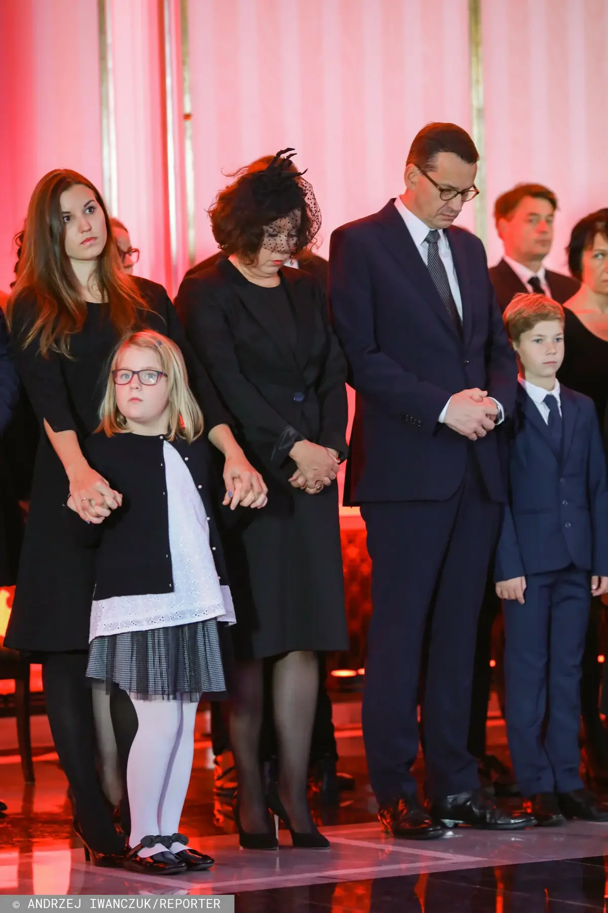 Iwona Morawiecka wraz z mężem Mateuszem Morawieckim i dziećmi w trakcie uroczystości pogrzebowych Kornela Morawieckiego