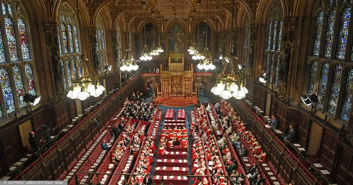 Izba Lordów wypełniona brytyjskimi parlamentarzystami