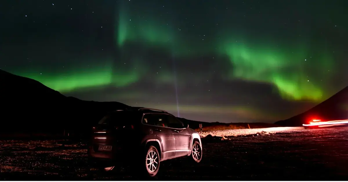 Obserwacja zorzy polarnej z samochodu na Islandii